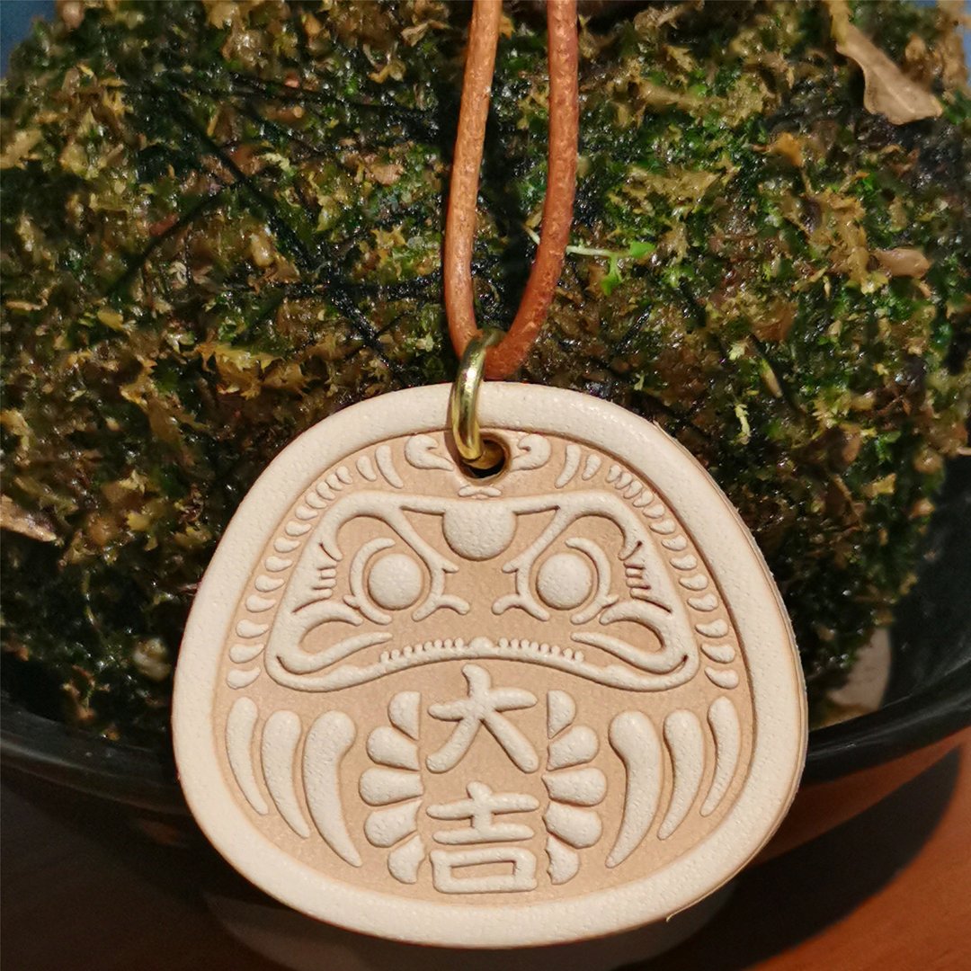 植鞣牛皮吊牌 装饰挂件 达摩大吉 健康 福入 开运 吊饰 - 吊饰 - 真皮 金色
