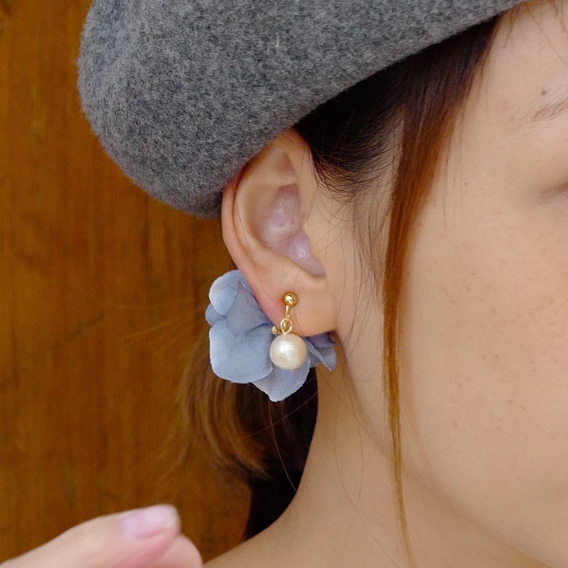 Earrings / Clip-On/ blue ash with swaying flowers and cotton pearls - 耳环/耳夹 - 植物．花 蓝色