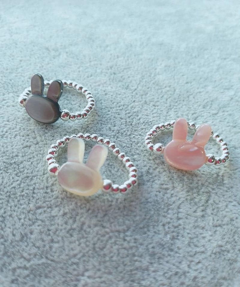 贝母小兔配925 纯银珠戒指 (有弹性） mother pearl lapin 925 silver ring - 戒指 - 宝石 多色