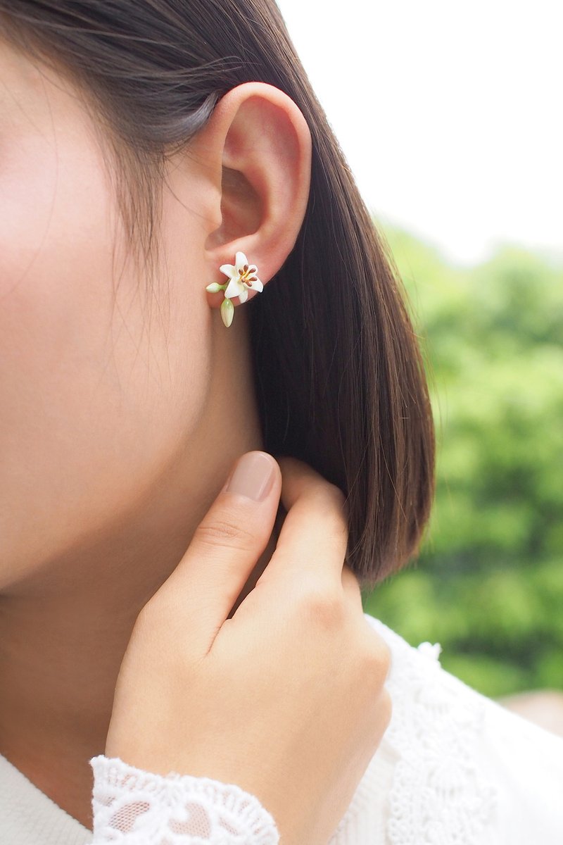 Lily Earrings, Stud Earrings, Flower Earrings, Enamel Jewelr - 耳环/耳夹 - 其他金属 白色