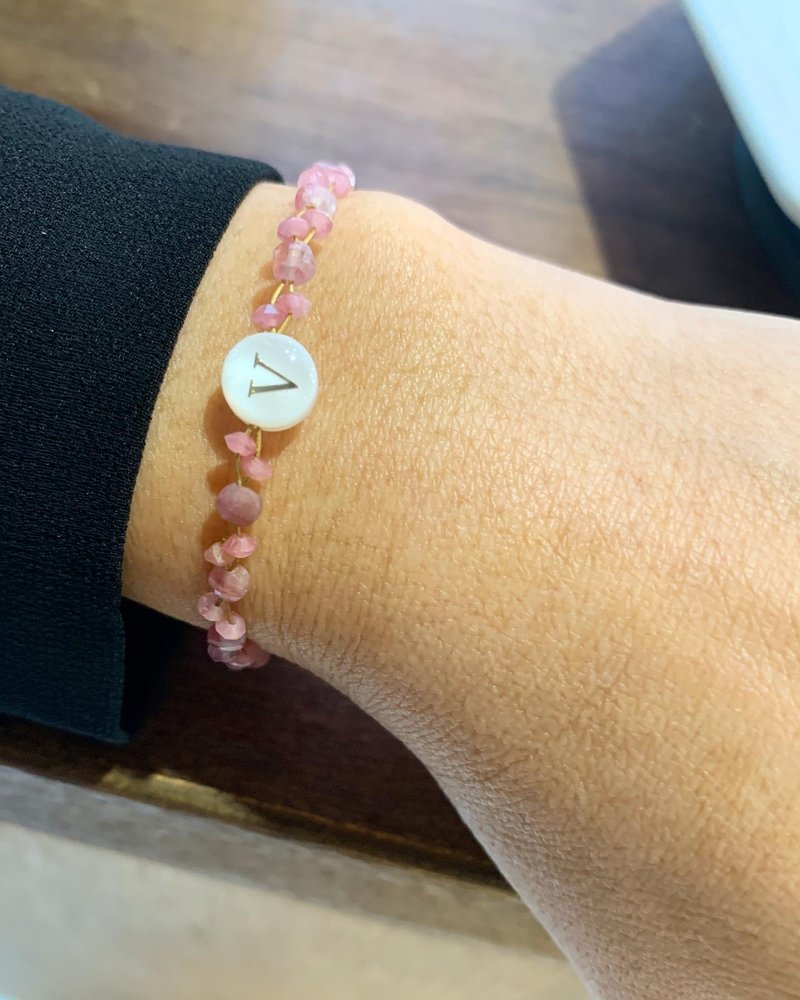 五倍券优惠_ 英文字母贝壳扁平粉碧玺.切面菱形粉碧玺麻花辫手链 - 手链/手环 - 玉石 粉红色