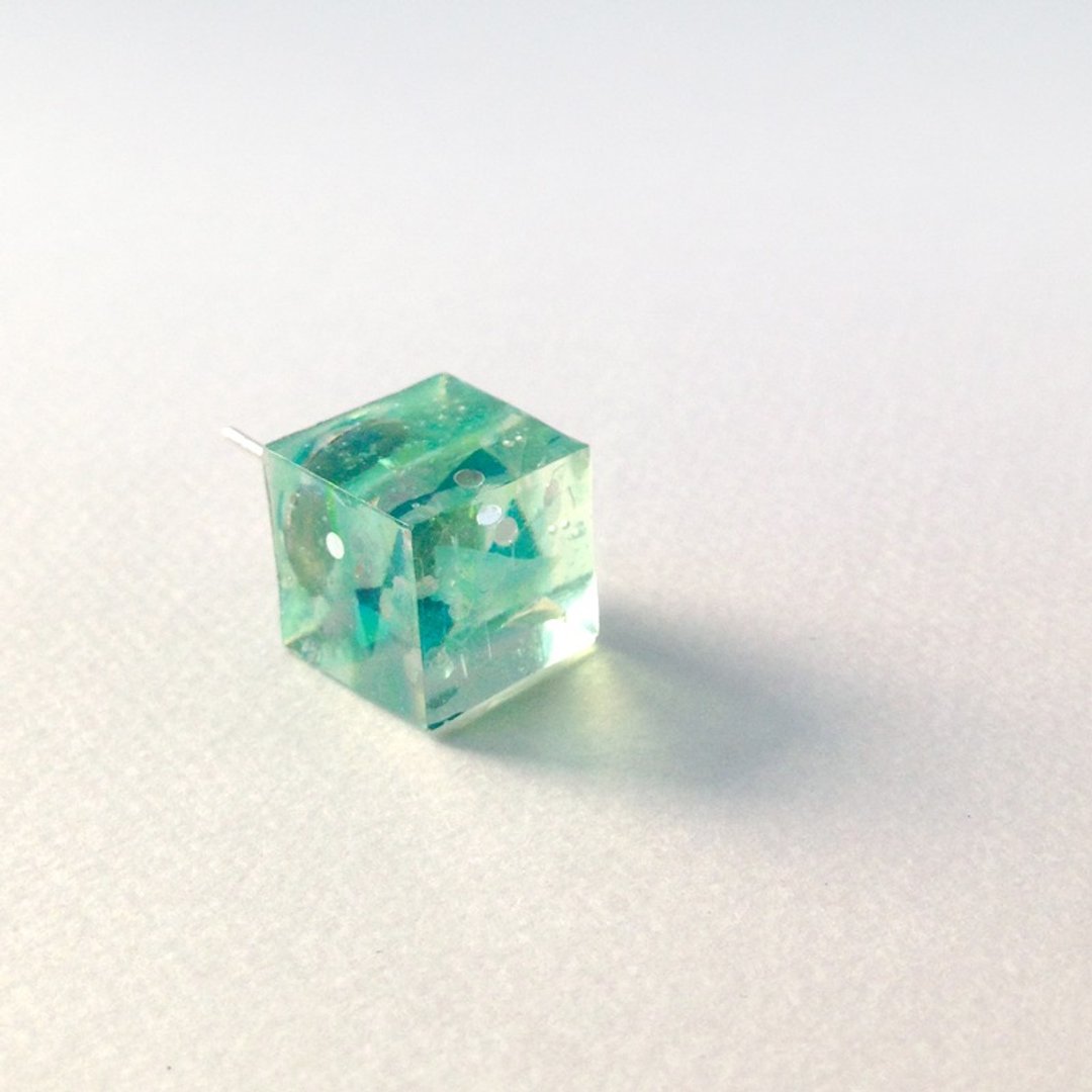 <Orders production> fresh green cube earrings (for one ear) - 耳环/耳夹 - 其他材质 绿色