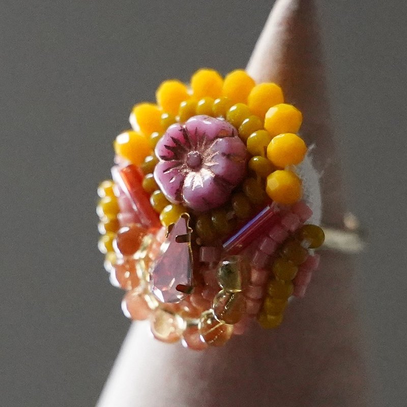 おしゃべりな指輪91 フリーサイズ　ビーズ刺繍のリング　花　イエロー　ピンク - 戒指 - 塑料 多色