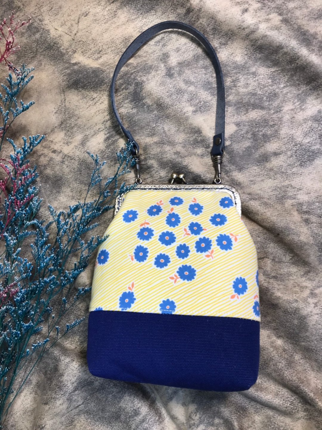 Miranda handmade 手机口金随身包 复古小蓝菊 - 侧背包/斜挎包 - 棉．麻 蓝色