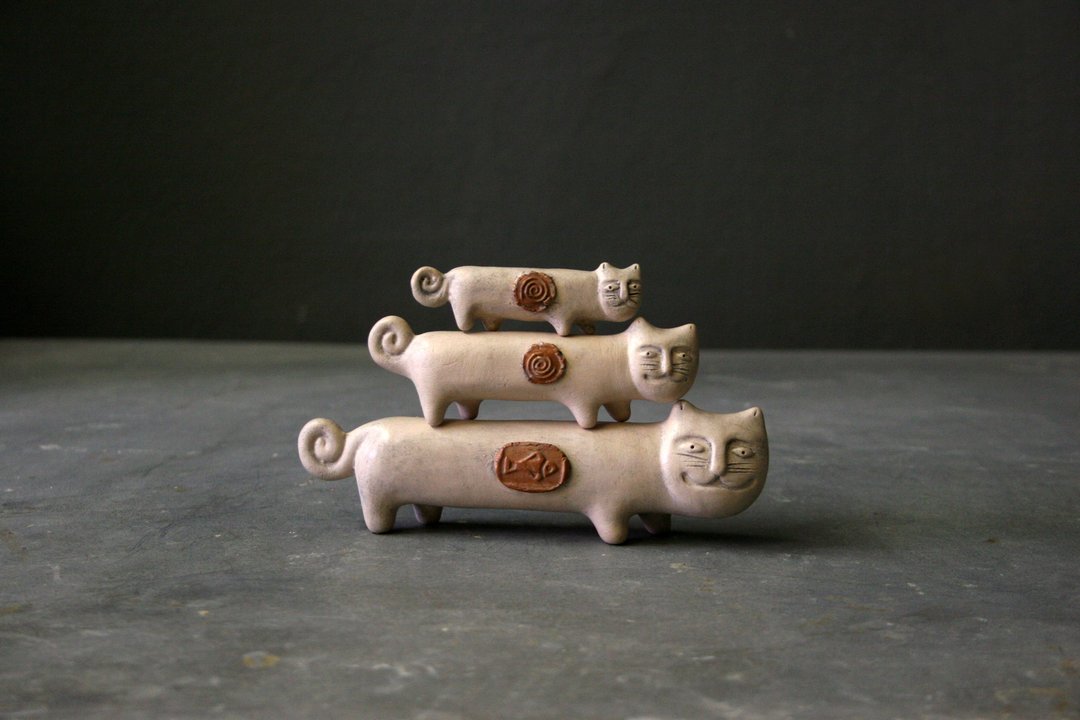 Ceramic cat figurine, Handmade clay cat sculpture, three cats for cat lover - 花瓶/陶器 - 粘土 白色