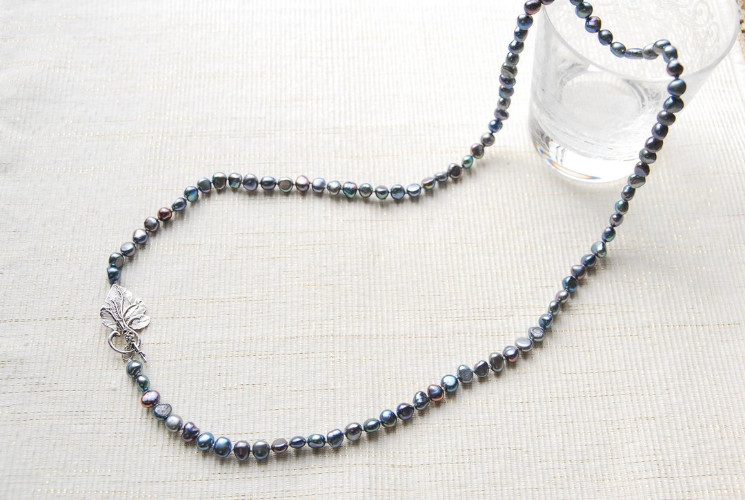 Resale Navy Blue Pearl Long Necklace Grape Leaves Mantel - 项链 - 珍珠 蓝色