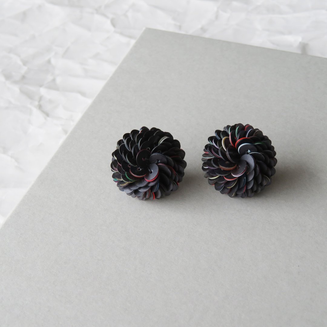 Layer sequin pierced Clip-On black - 耳环/耳夹 - 其他材质 黑色