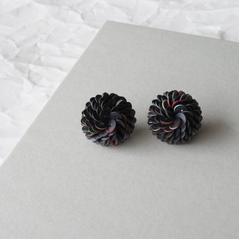 Layer sequin pierced Clip-On black - 耳环/耳夹 - 其他材质 黑色