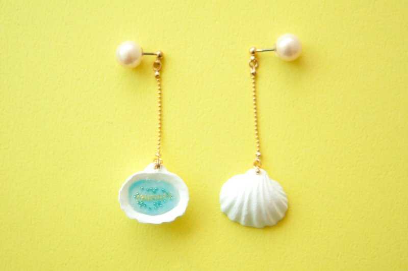 Hidden celebrity pierced earrings - bivalves - 耳环/耳夹 - 塑料 白色