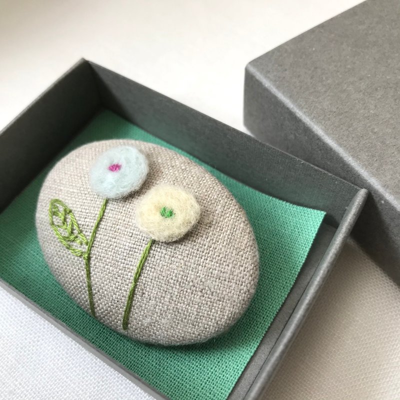 【陪伴胸针】手工刺繍 Linen Brooch - 胸针 - 棉．麻 绿色