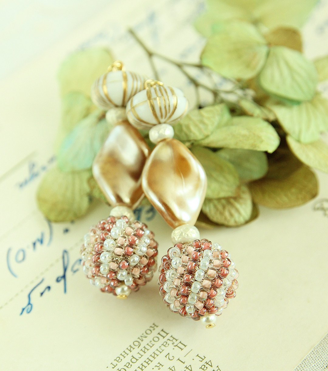 樱桃波波 编织耳环 勾针编织 垂坠耳环 日本串珠  捷克玻璃珠 Vintage Style x Modern Beads / 可改耳夹 - 耳环/耳夹 - 玻璃 粉红色