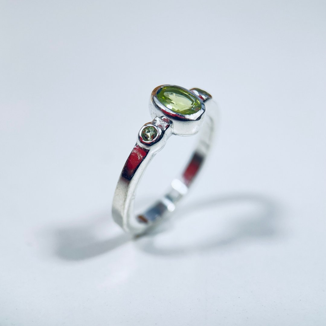 Peridot 3 Stone ring 078 - 戒指 - 其他金属 银色