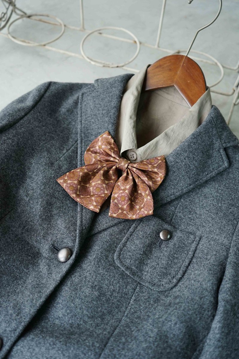 古董领带改制手工领结-巧克力脆片-咖啡-学院风双层领结别针-毕业 - 领结/领巾 - 丝．绢 卡其色