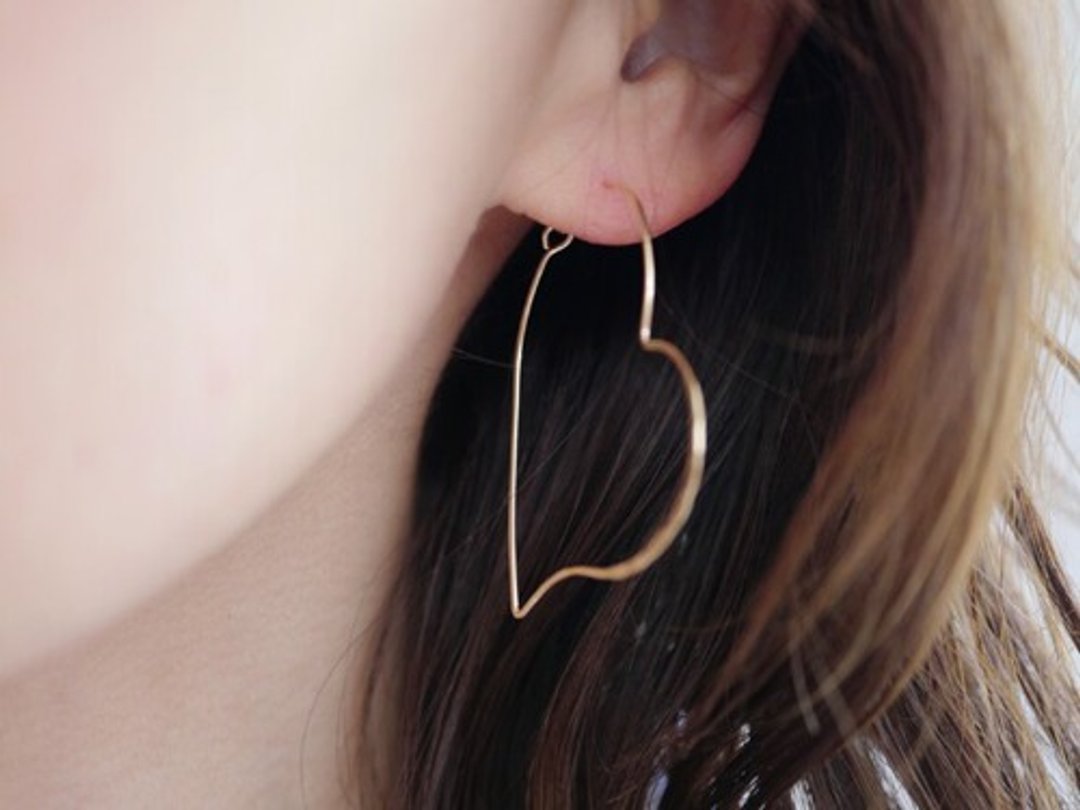 heart hoop earrings - 耳环/耳夹 - 其他金属 