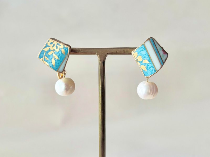 有田烧 金继 螺旋耳夹式耳环 浅蓝色 白色 花纹 叶纹 淡水珍珠 摇曳 天然石 传统工艺 No.395 - 耳环/耳夹 - 陶 蓝色