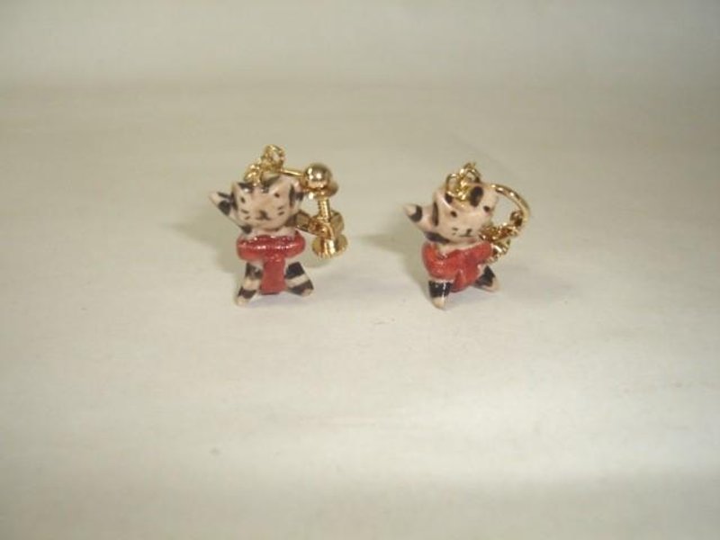 Sumo wrestling cat earrings - 耳环/耳夹 - 其他金属 