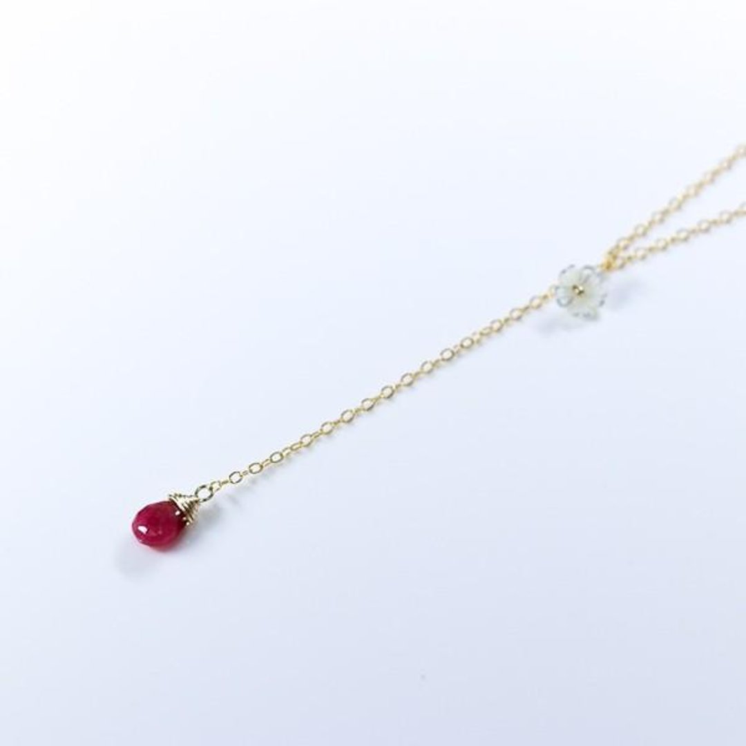 Y-shaped necklace of ruby ​​and white butterfly shell symbolizing victory and passion July birthstone - 项链 - 宝石 红色
