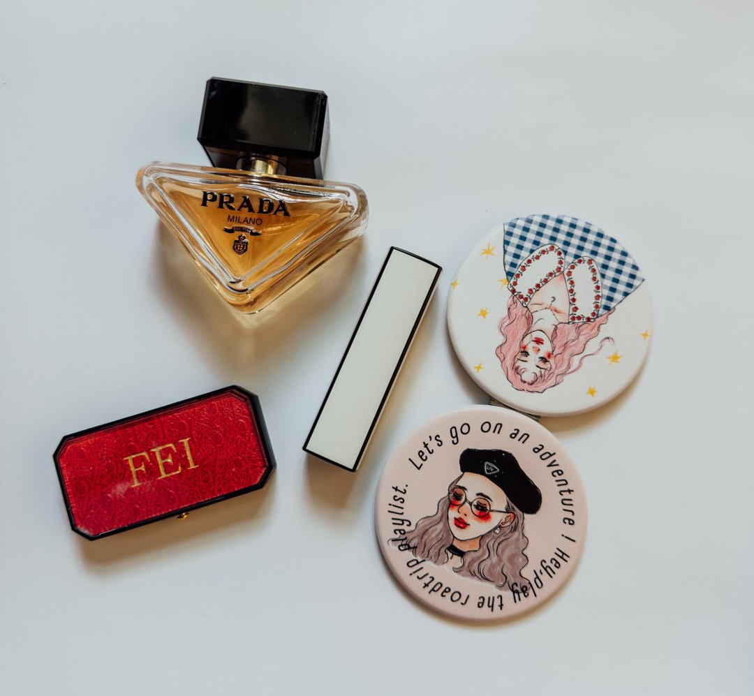 时髦女孩 随身皮革小圆镜 - 彩妆刷具/镜子/梳子 - 塑料 多色
