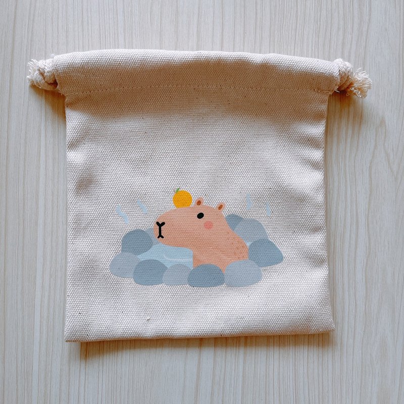 水豚 束口收纳袋 束口袋 18cm*19cm - 化妆包/杂物包 - 其他人造纤维 白色