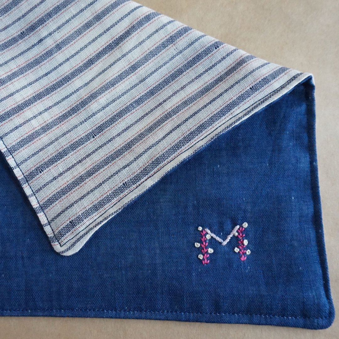 Hand embroidered quadruple gauze handkerchief  "initial/M" - 其他 - 绣线 蓝色