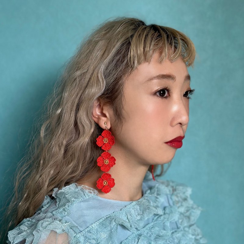 Hinageshi 三重刺绣耳环 朱红色 - 耳环/耳夹 - 绣线 红色