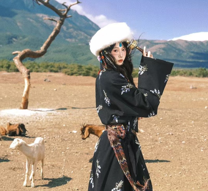 【暗香】新中式复古藏风 花朵肌理感/刺绣藏袍 - 女装西装外套/风衣 - 其他材质 黑色