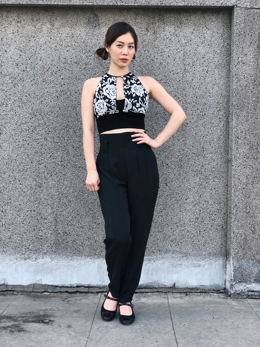 绕颈白玫瑰小背心 - 女装背心 - 其他材质 
