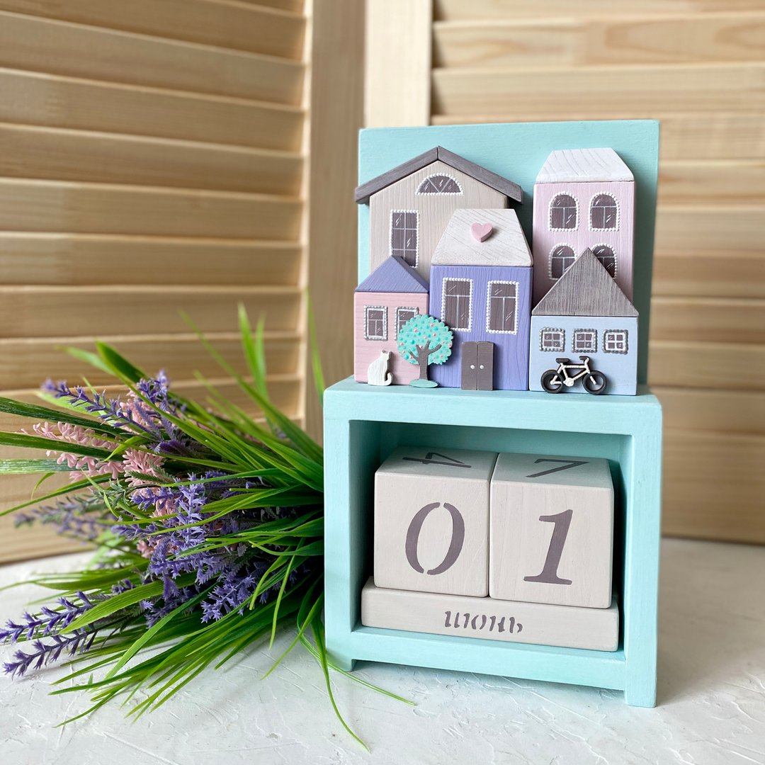 Wooden perpetual calendar with miniature houses in pastel shades. - 年历/台历 - 木头 多色