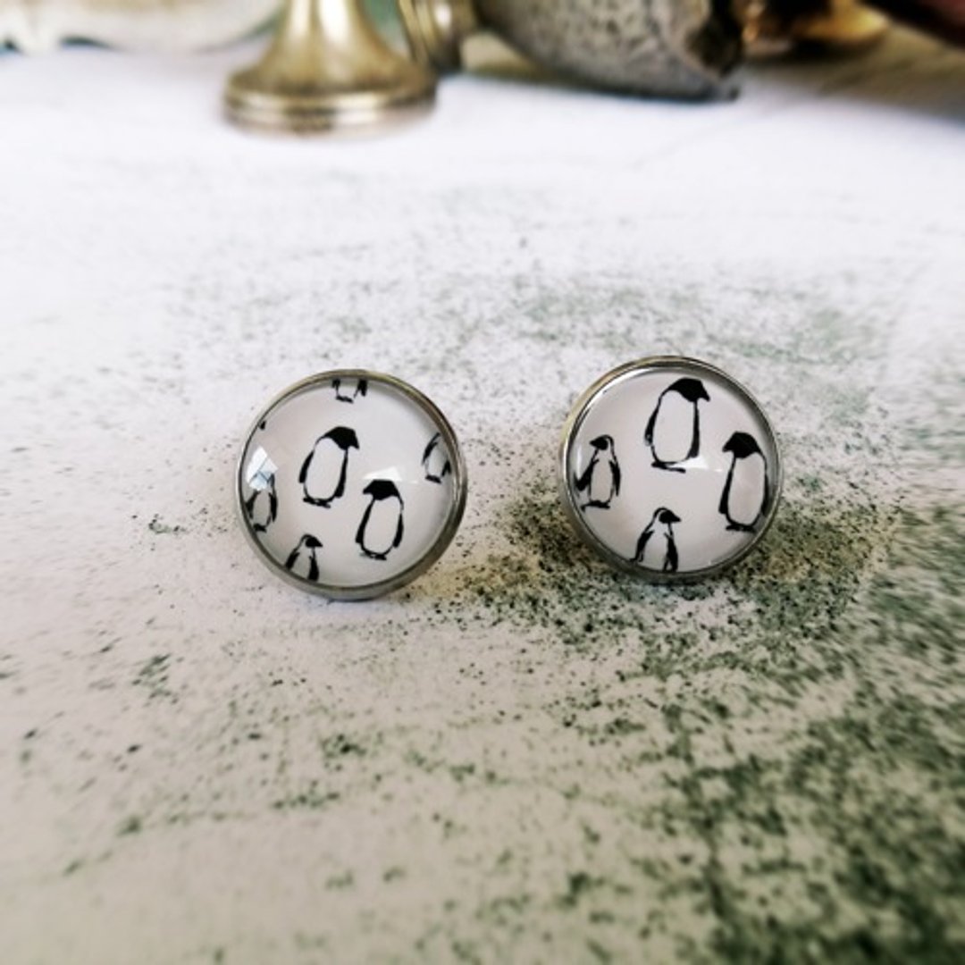 Marching Penguin glass stud earring - 耳环/耳夹 - 玻璃 灰色
