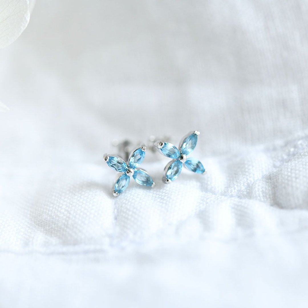 Stone flower blue topaz stud earrings to attract what you need and opportunity November birthstone - 耳环/耳夹 - 宝石 蓝色