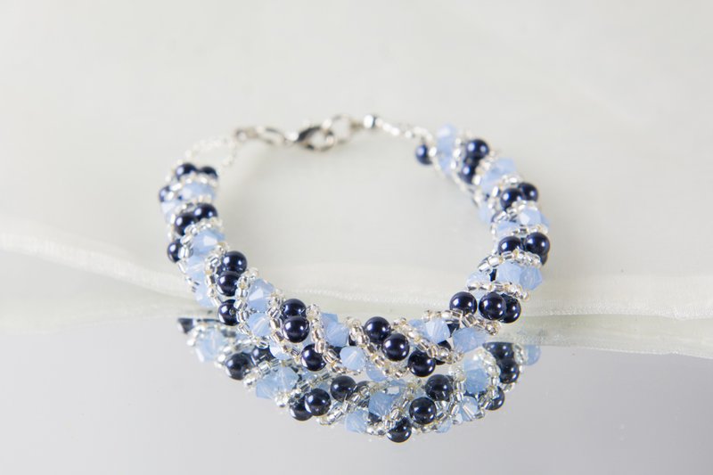 Blue twisty swarovski bracelet, 7.5 inches and 2 inches chain - 手链/手环 - 水晶 蓝色