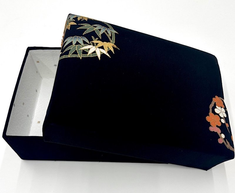 TAKARABAKO——用日本和服布料覆盖的储物盒。日本制造。体验日本 - 收纳用品 - 丝．绢 黑色