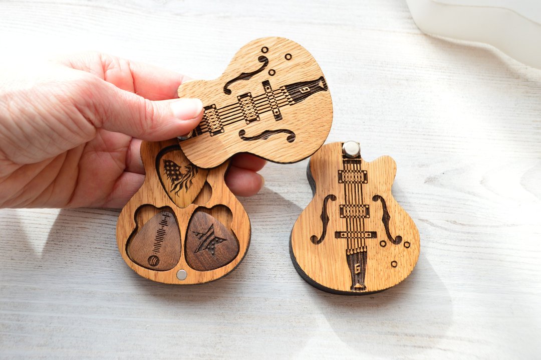 Personalized custom electric guitar pick holder for three picks - 吉他配件 - 木头 多色