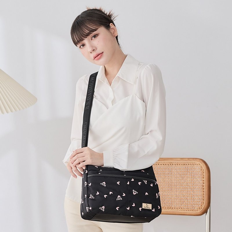 【独家设计】勾心红妆 - 甜美刺绣休闲轻量斜背包 - 心型粉 - 侧背包/斜挎包 - 尼龙 黑色