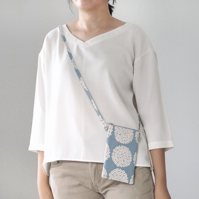 Minimal bag for phone - Hydrangea collection size 11x18.5 cm - 其他 - 棉．麻 多色