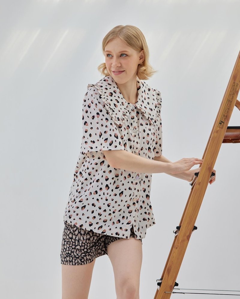 BIRUCHU 大翻领短袖衬衫：香草猎豹纹 - 女装衬衫 - 其他材质 白色