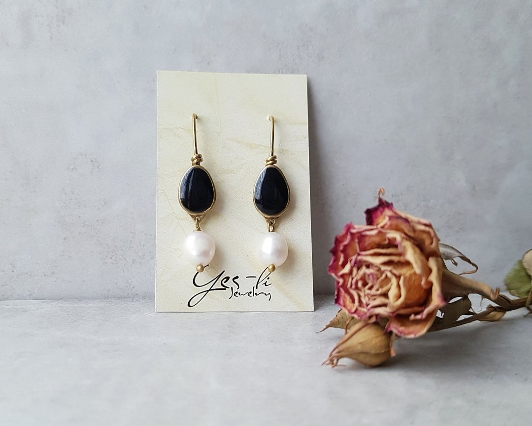 Black teardrop earrings, Brass earrings with natural pearl - 耳环/耳夹 - 珐琅 黑色
