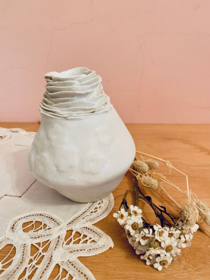 手作浮雕花瓣小型陶瓷花器/雪花白 - 花瓶/陶器 - 瓷 白色