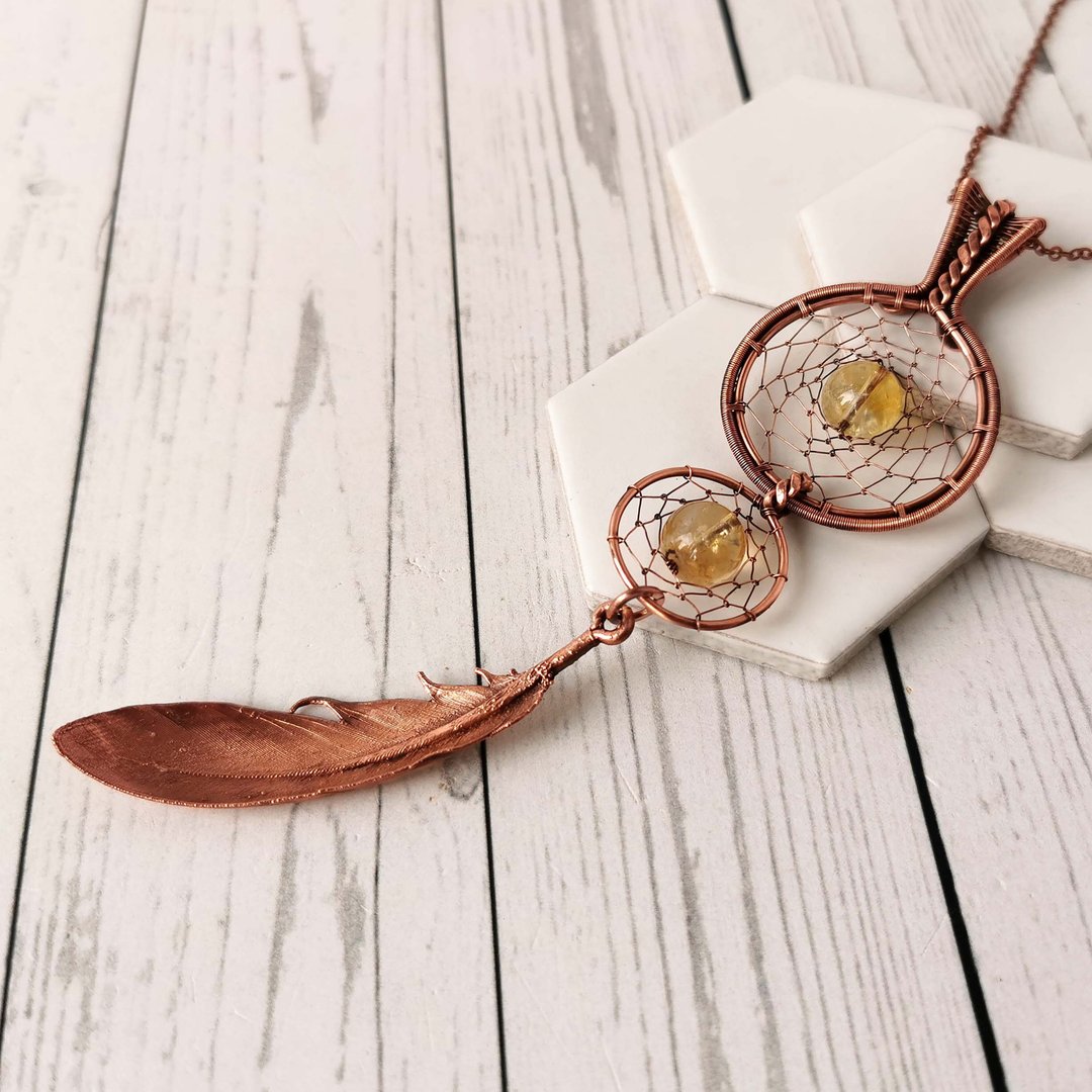 Wire wrapped dreamcatcher necklace with electroformed feather and Citrine. - 项链 - 宝石 多色