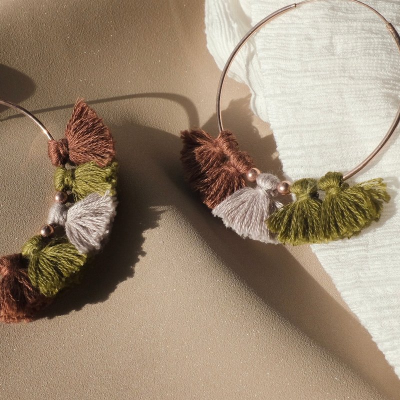 Bright brownie tassels hoop earring pinkgold plated - 耳环/耳夹 - 其他金属 咖啡色