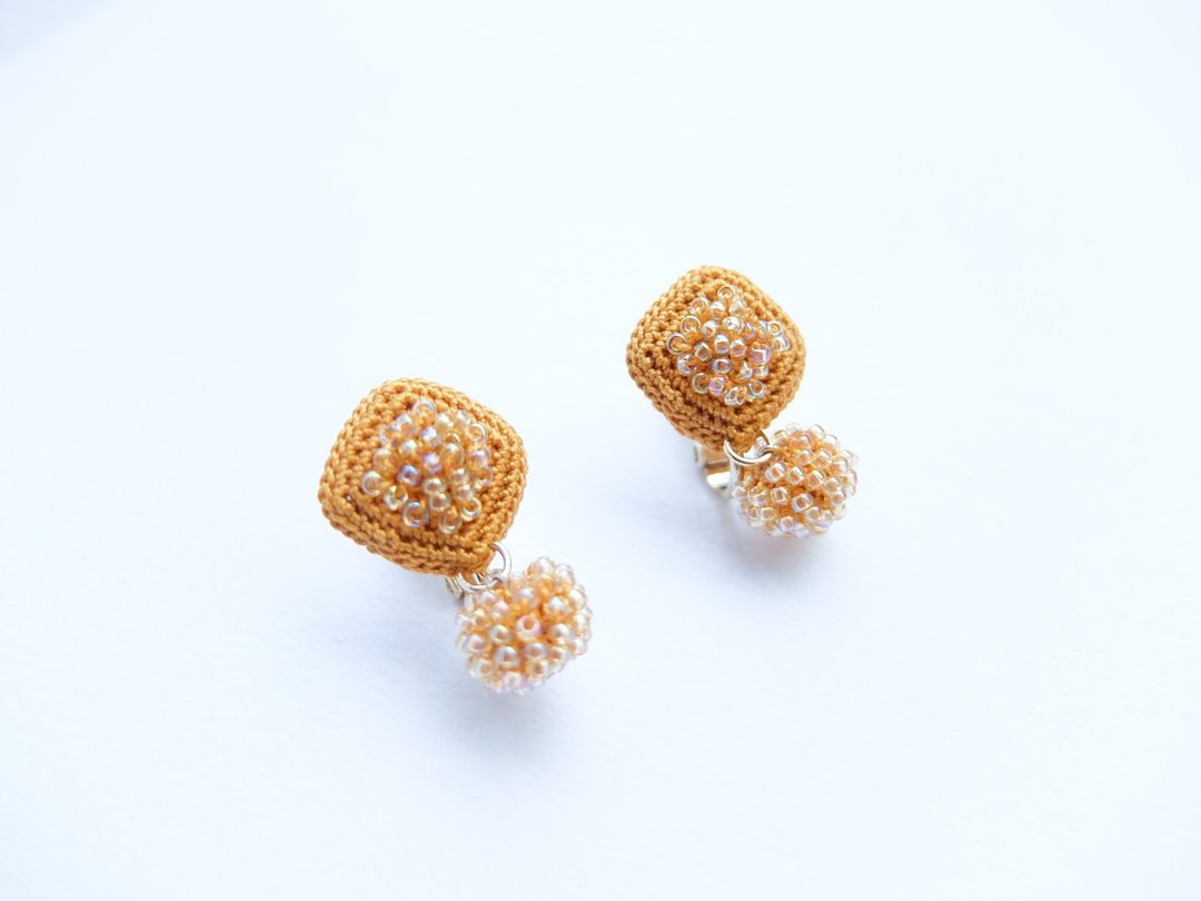 Dripping Sparkle Earrings/ Clip-On Mustard Color - 耳环/耳夹 - 棉 黄色