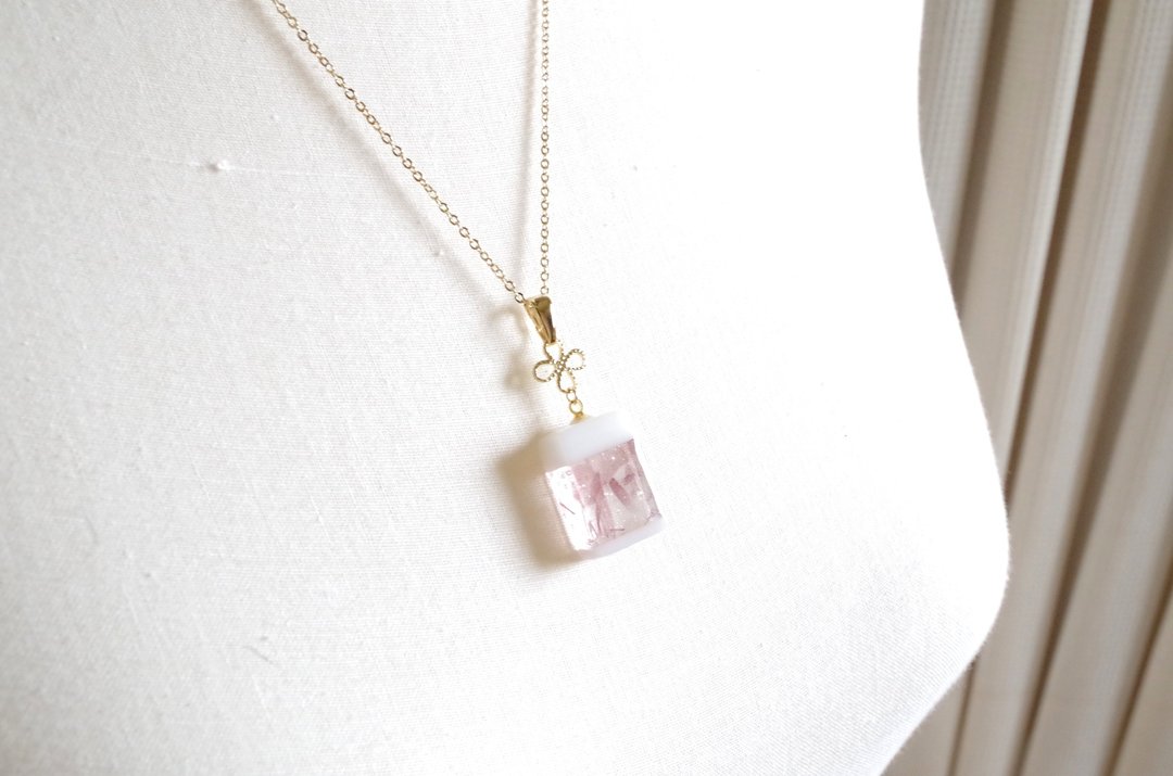 Perfume bottle-like glass pendant  rose water - 项链 - 玻璃 粉红色