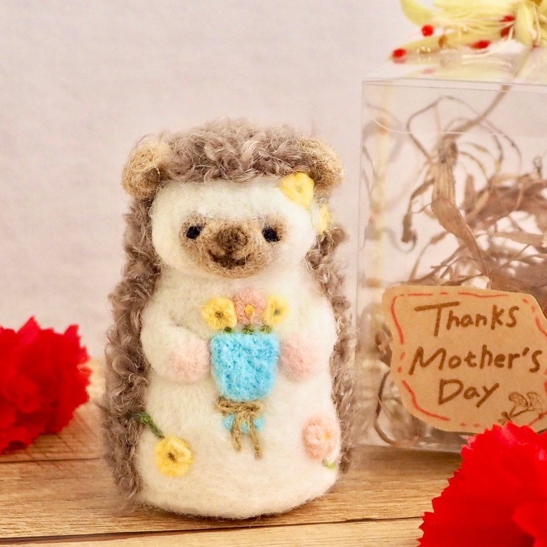 Please take care of yourself. Hedgehog figurine holding a bouquet - 摆饰 - 羊毛 卡其色