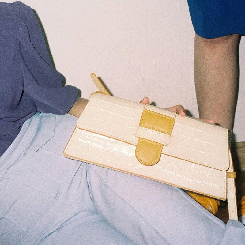 日常事务系列 / 鳄鱼压纹头层牛皮革 撞色长法棍包袋 优雅通勤 - 侧背包/斜挎包 - 真皮 白色