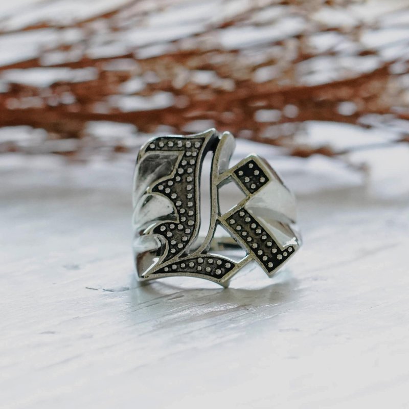 字母戒指英文銀色肉 - 戒指 - 纯银 银色