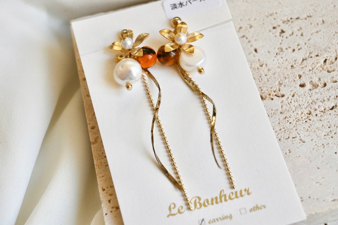 AW earring - 耳环/耳夹 - 其他金属 金色