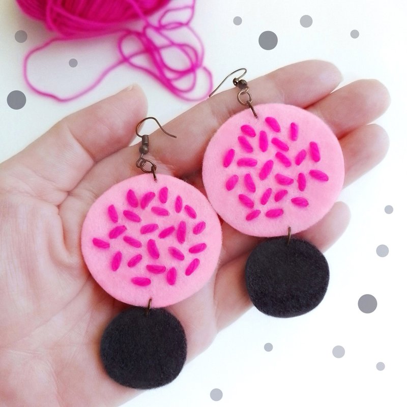 手工制作的自由形状耳环，用纱线在硬毡上刺绣，尺寸为 1.5x3.5 英寸 - 耳环/耳夹 - 其他材质 粉红色