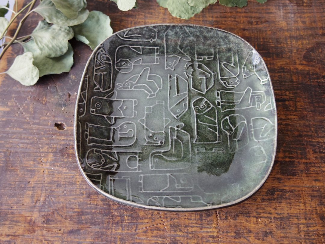 Black square plate with relief penguins - 盘子/餐盘/盘架 - 陶 黑色