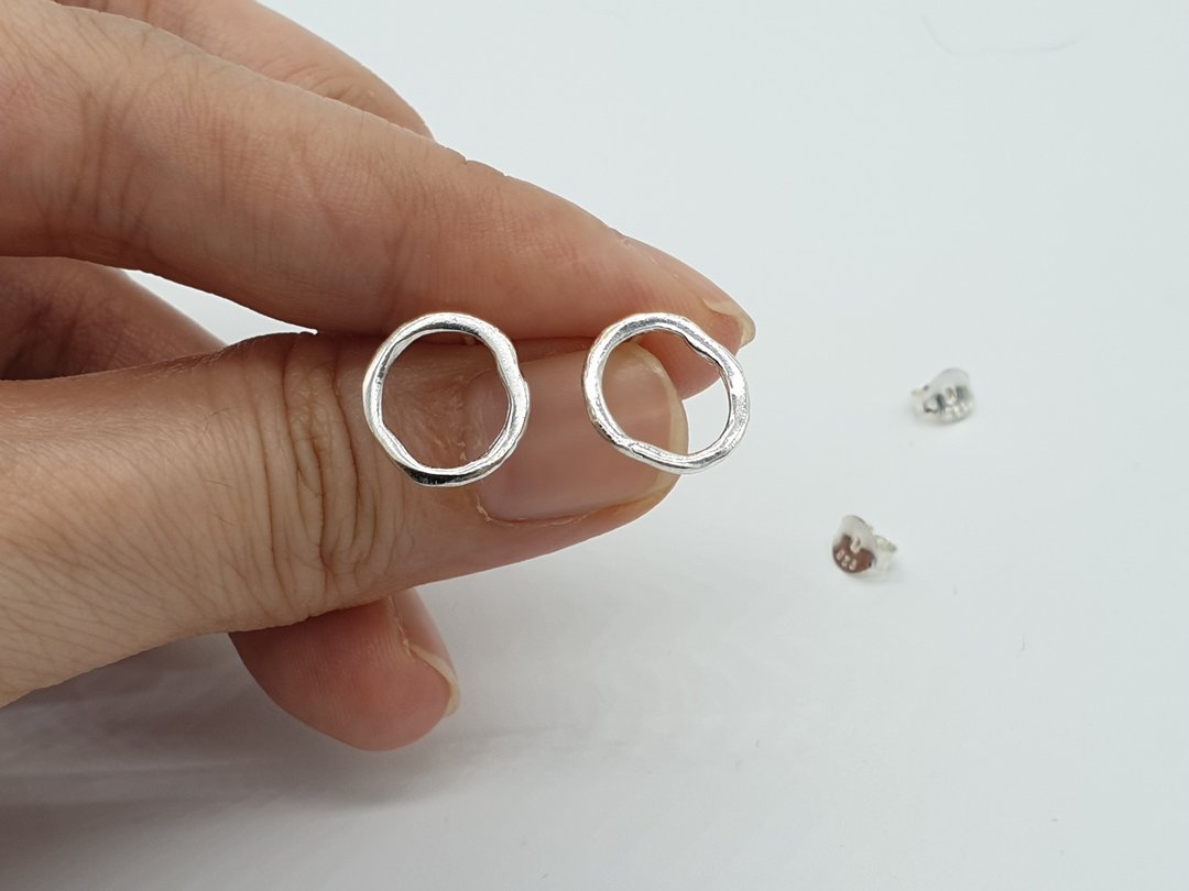 10 mm Hammer Open Circle Stud Earrings 925 Sterling Silver Minimal Earrings - 耳环/耳夹 - 纯银 