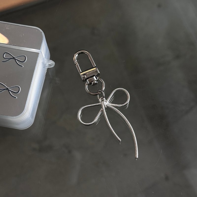 银色长短蝴蝶结锁匙扣/AirPods 挂饰 - 钥匙链/钥匙包 - 其他金属 银色